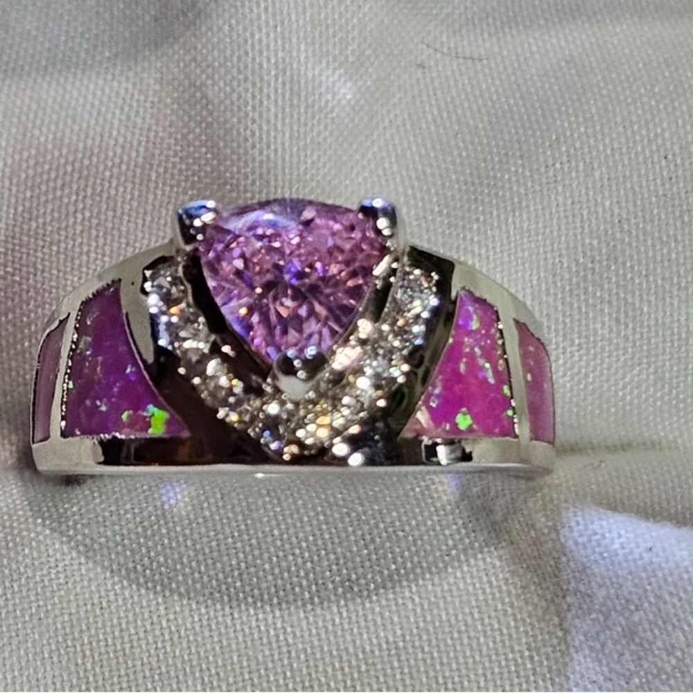 Pretty little pink ring. Very nice. Size 5.5
